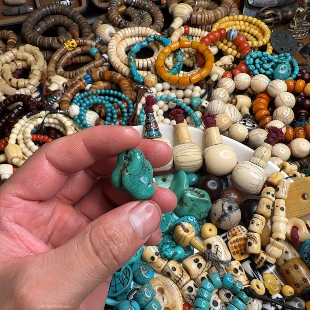 周***哲大叶紫檀（黑酸枝木类）漂亮的一颗小配饰珠珠