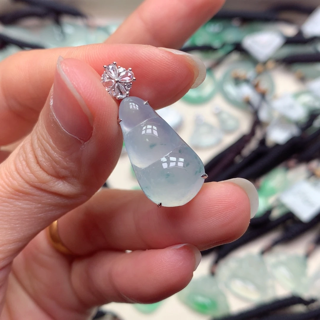 翡翠18K金镶嵌颈饰福豆