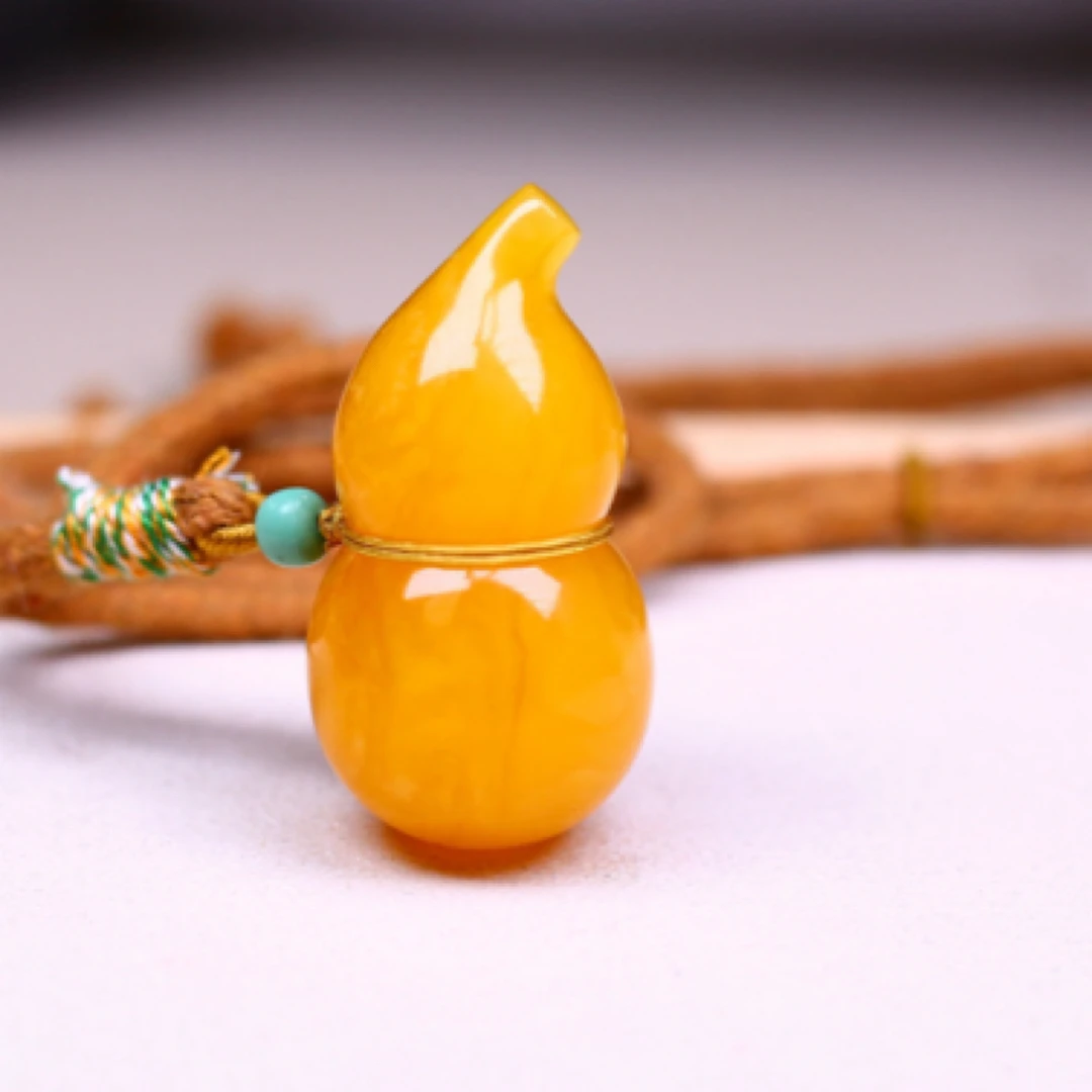 焦皮料橘红色葫芦，搭配精美手编绳，10.52克，尺寸20.5*39.3mm