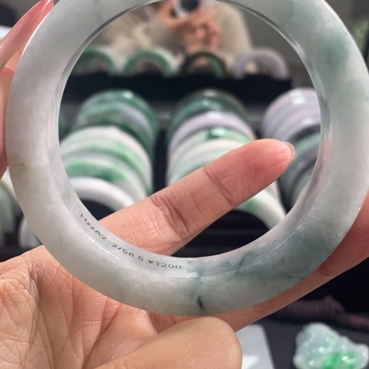 定制翡翠未镶嵌手镯