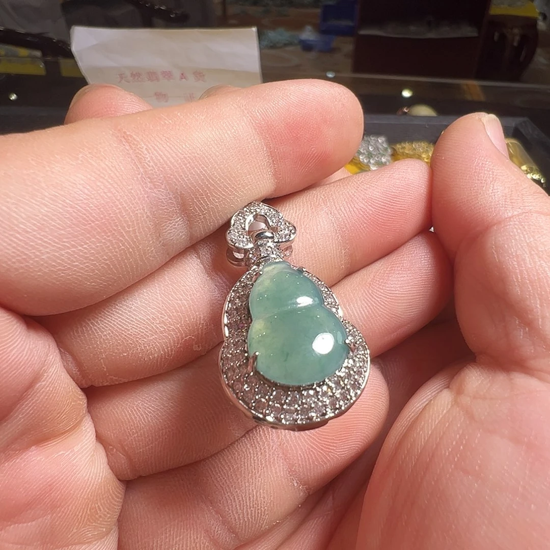 翡翠未镶嵌颈饰观音