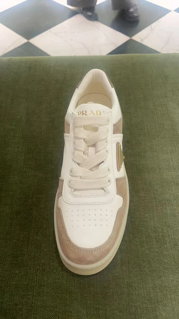 未使用 Prada/普拉达 Prada 普拉达卡其色低帮厚底板鞋女款