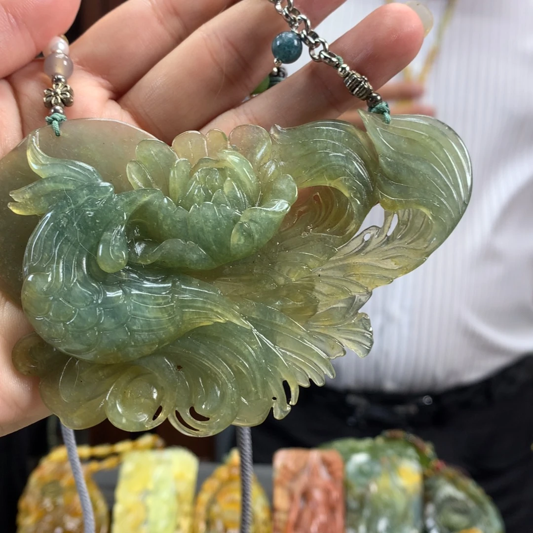 蛇纹石玉未镶嵌颈饰