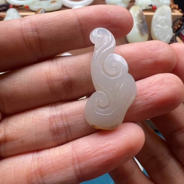 和田玉未镶嵌颈饰如意