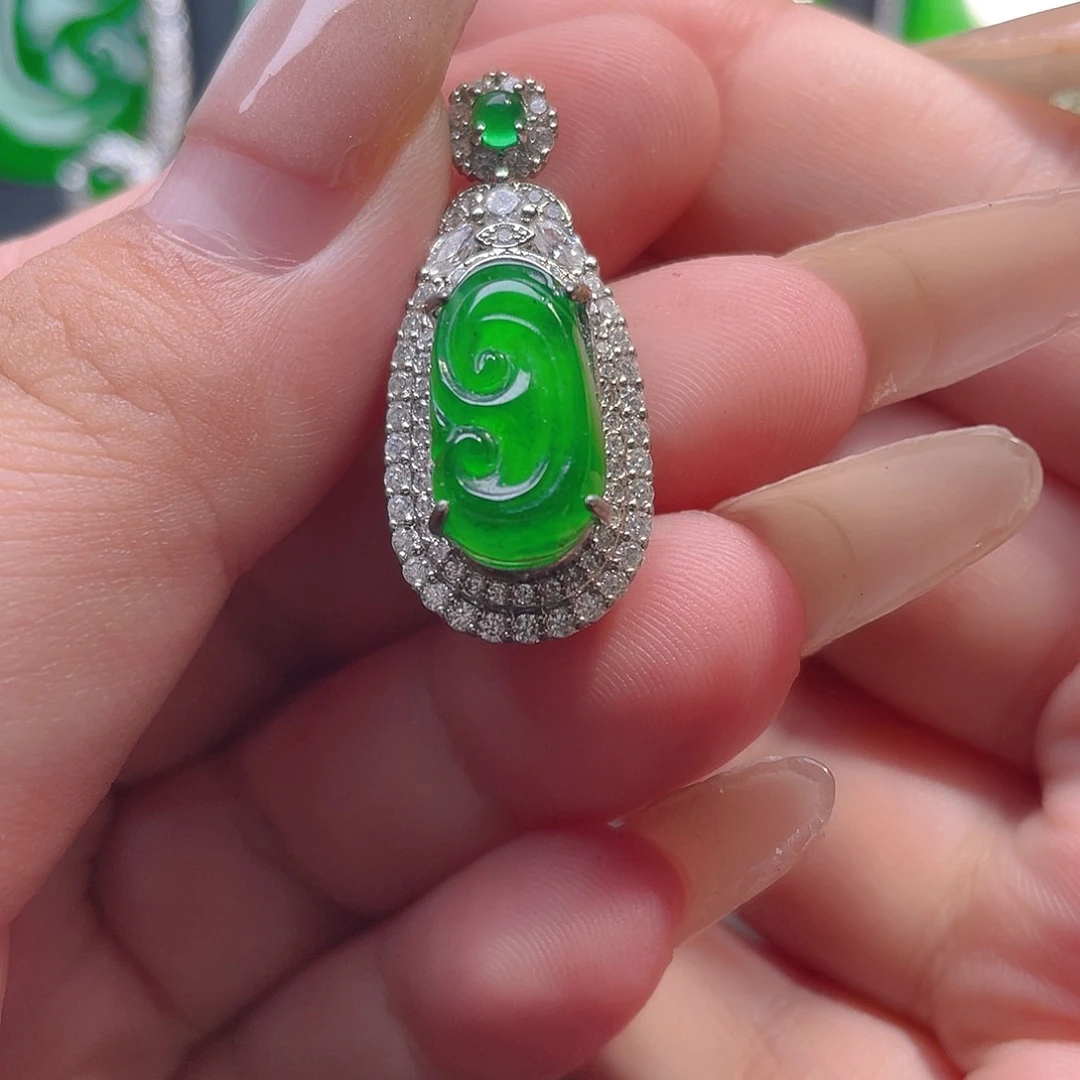 翡翠未镶嵌颈饰如意