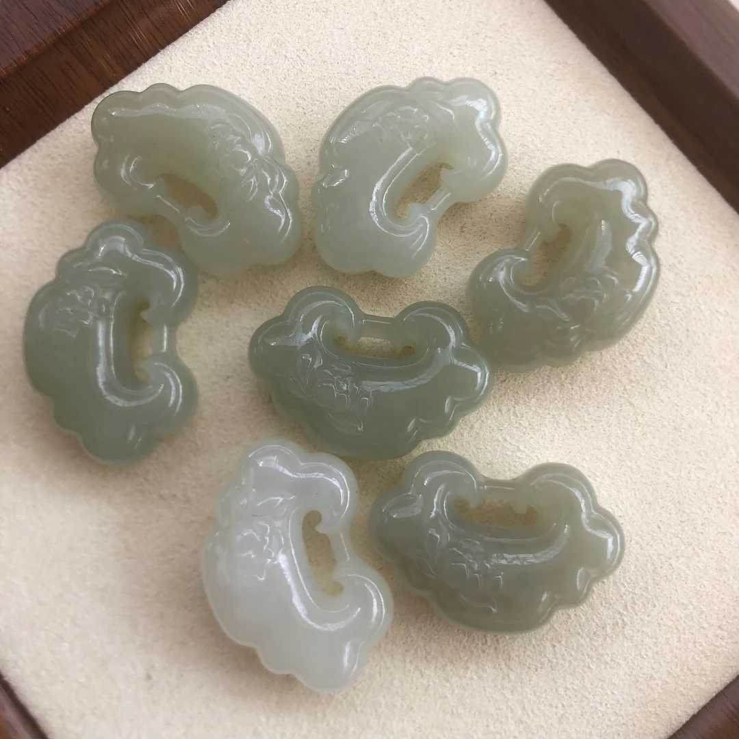 天然和田玉吊坠30x20mm祥云如意锁吊坠多样性发一