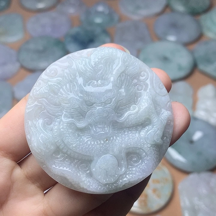 翡翠未镶嵌颈饰龙牌