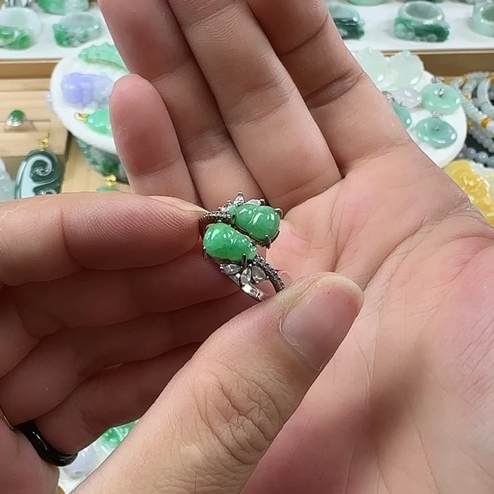 翡翠未镶嵌颈饰葫芦戒指