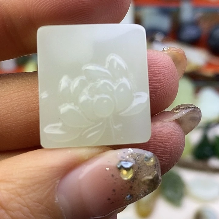 和田玉未镶嵌颈饰好运连连莲花方牌吊坠