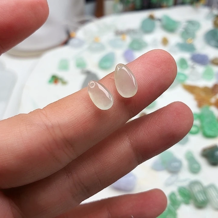 第***毛翡翠未镶嵌颈饰水滴