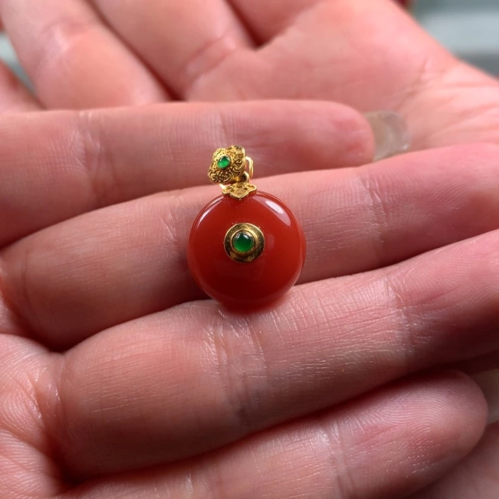 18K金镶嵌吊坠南红玛瑙