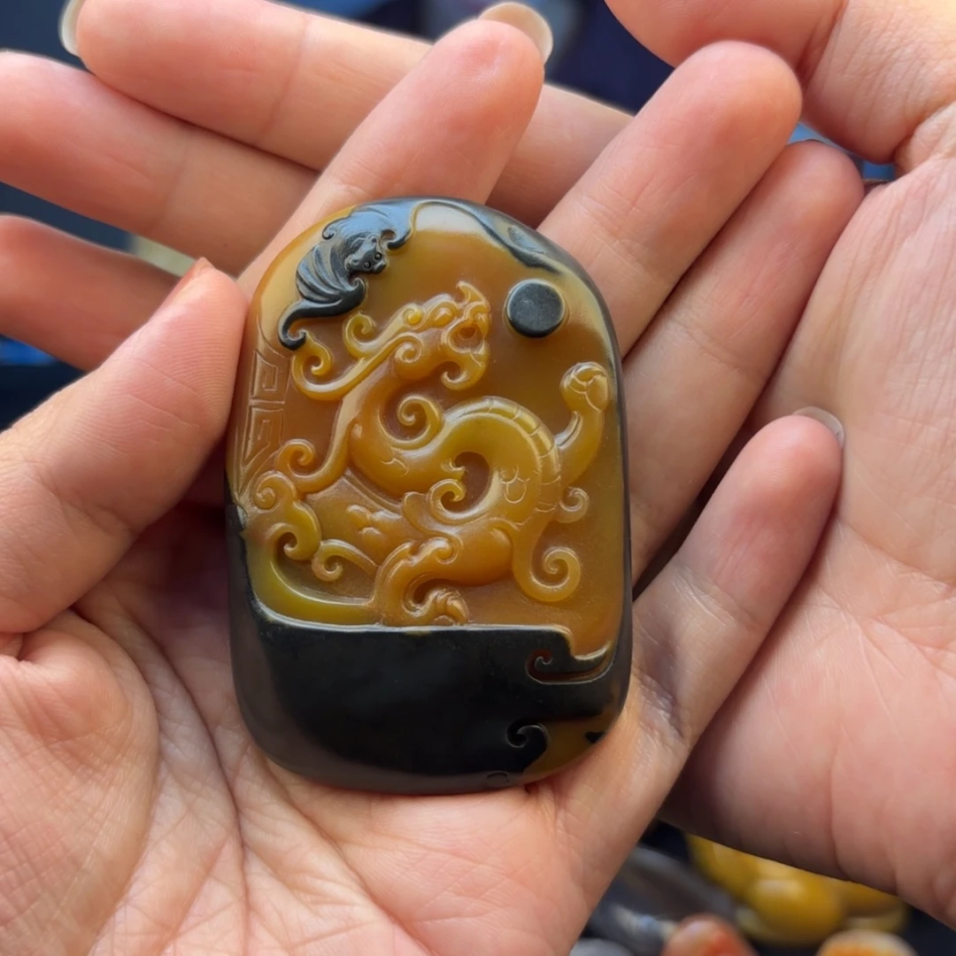 石***人石英质玉未镶嵌黄蜡石挂件