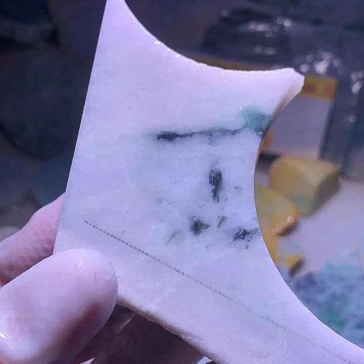 翡翠未镶嵌颈饰边角料