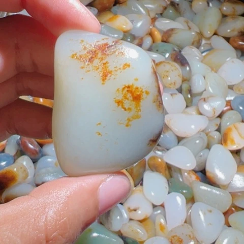 青***栀和田玉未镶嵌珠宝奇石34.8克