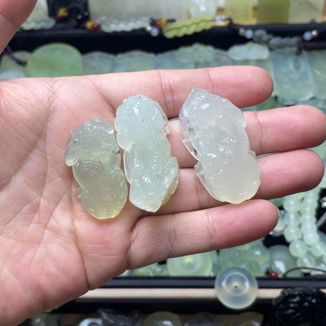 未镶嵌蛇纹石玉颈饰任选一个