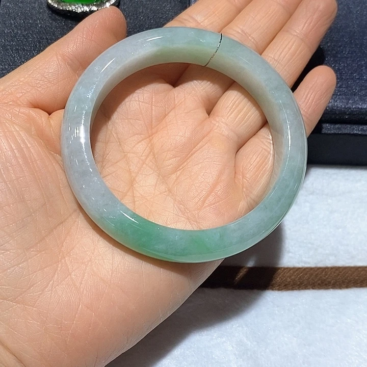 翡翠手镯未镶嵌翡翠手镯