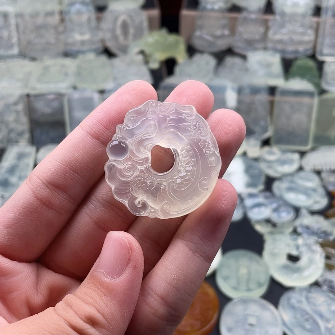 岫玉未镶嵌颈饰龙扣