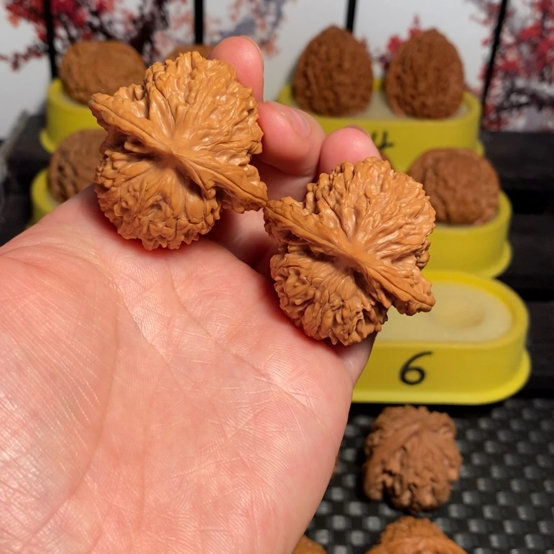 文玩核桃把件是42尺霞云岭核桃