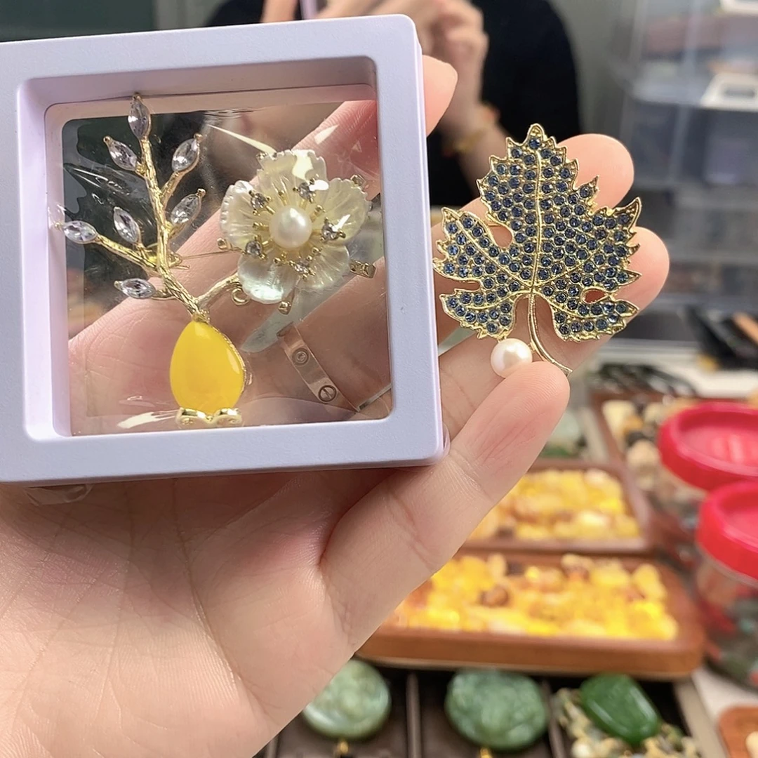合金胸饰淡水珍珠