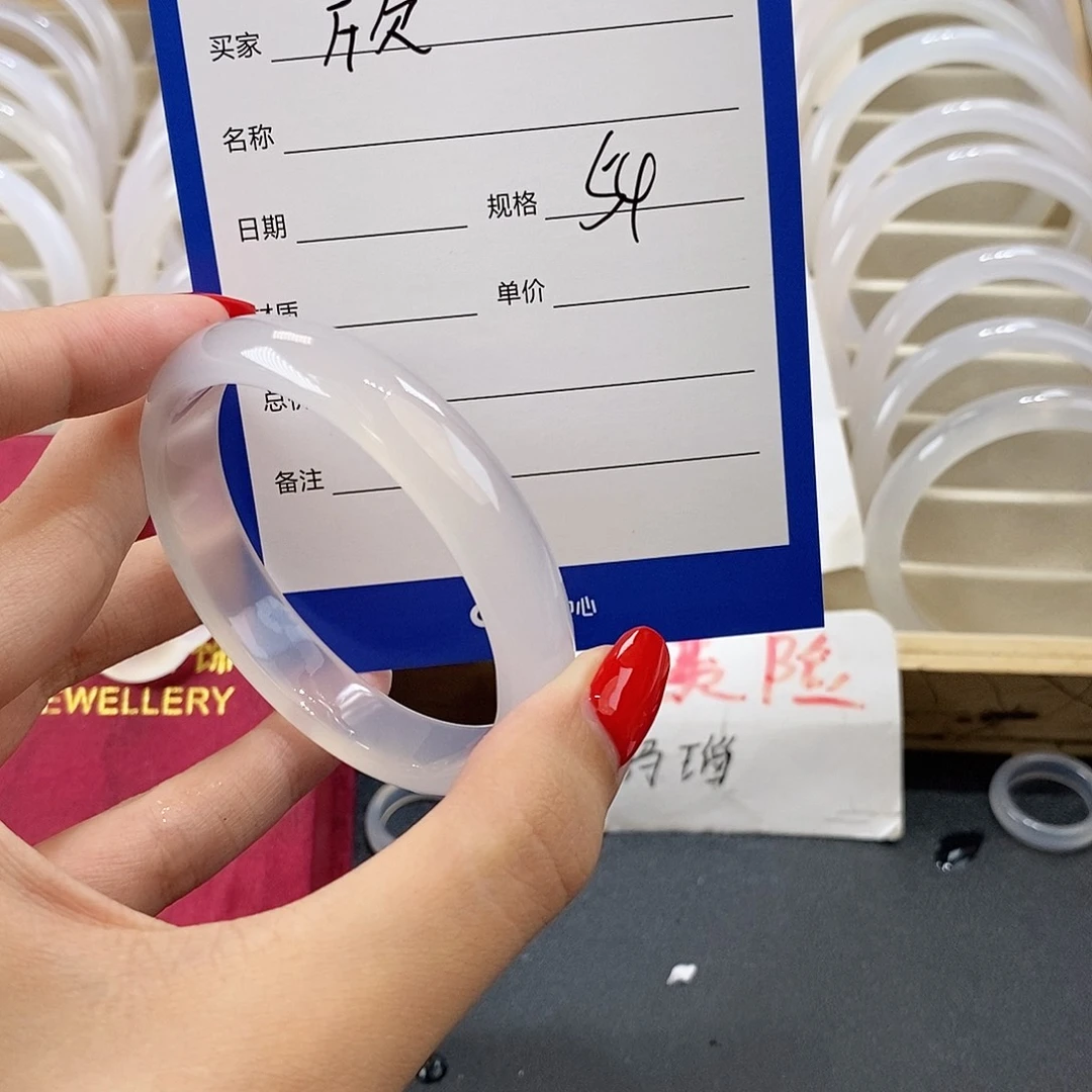 斤***欠玛瑙/玉髓手镯未镶嵌
