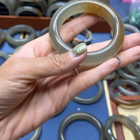 Y***琴石英质玉手镯未镶嵌