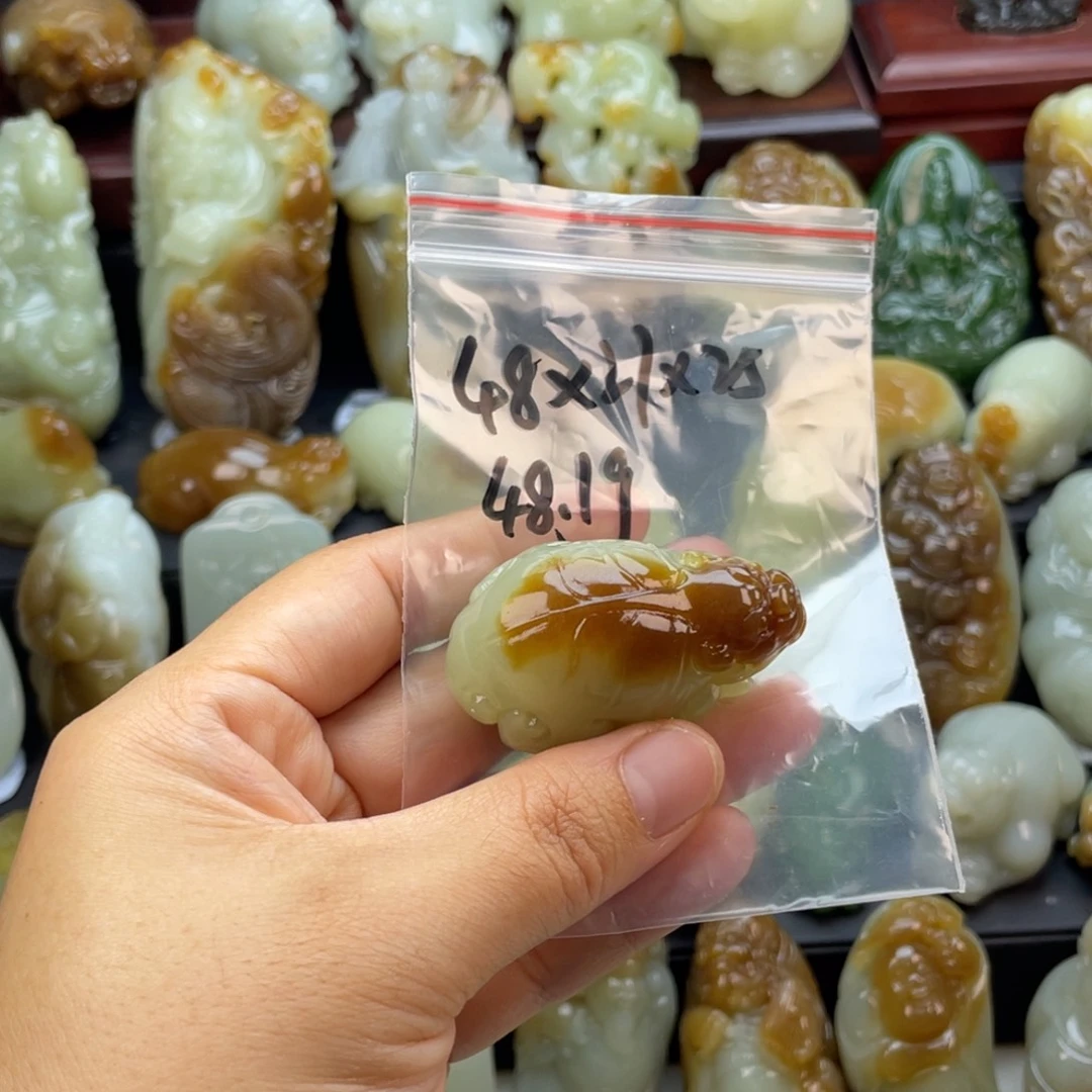 苏***苏和田玉未镶嵌颈饰