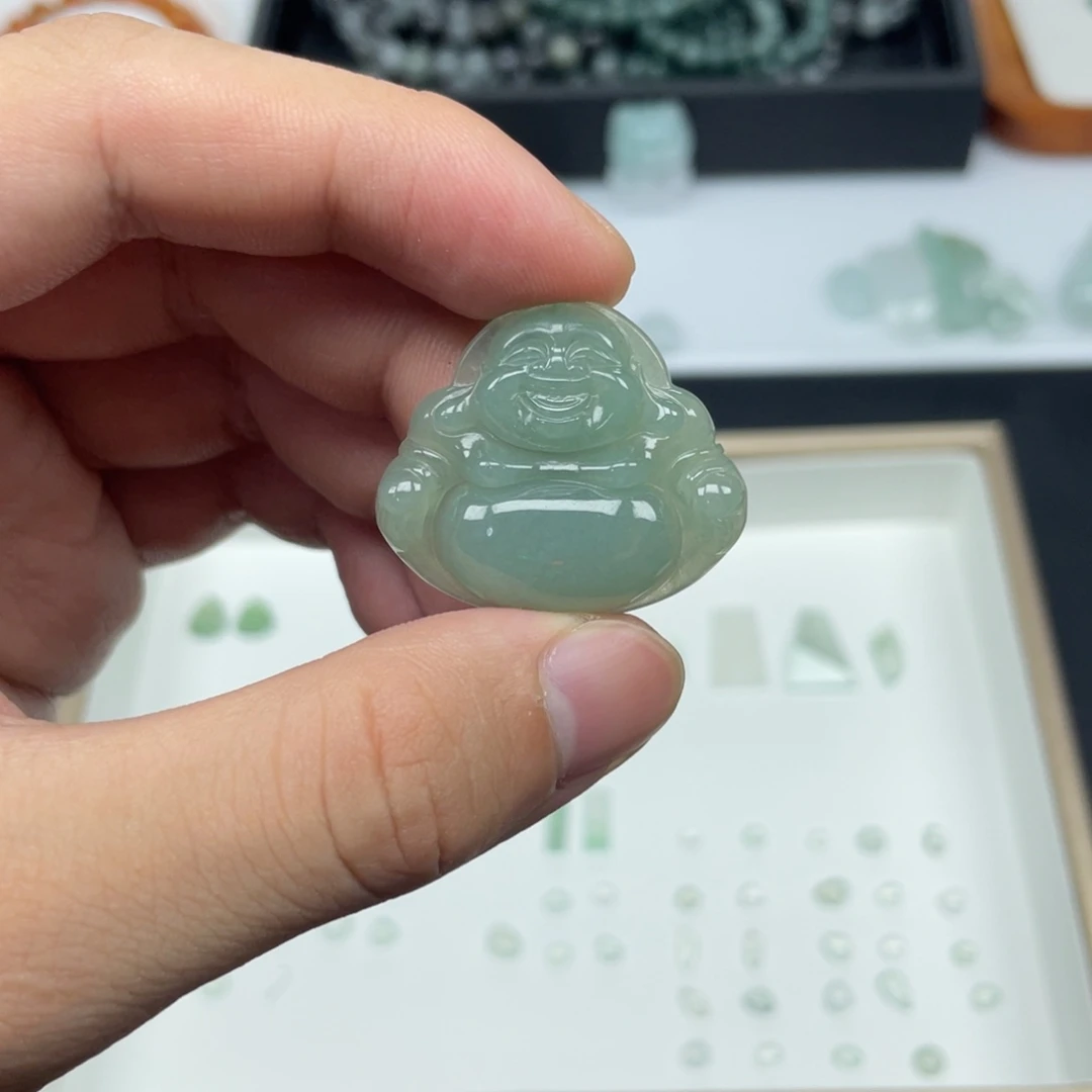 翡翠未镶嵌颈饰佛公