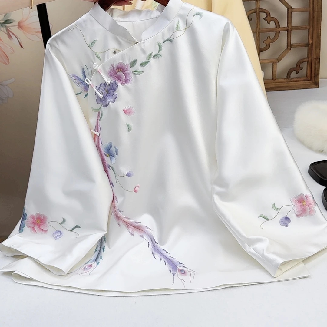 织绣真丝白色斜襟太太服