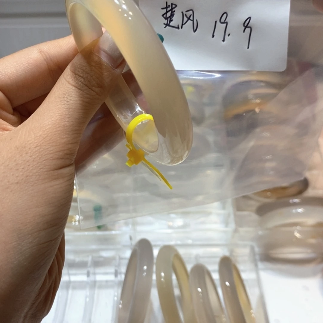 楚***风玛瑙/玉髓手镯合金