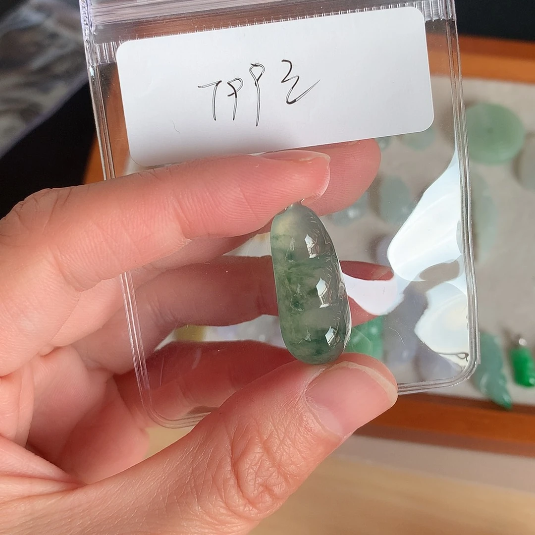 翡翠未镶嵌颈饰豆