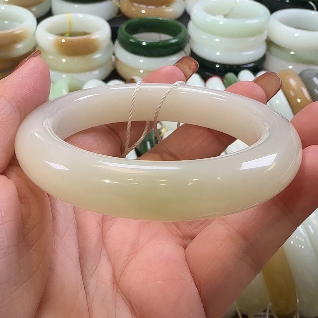 和田玉未镶嵌手镯