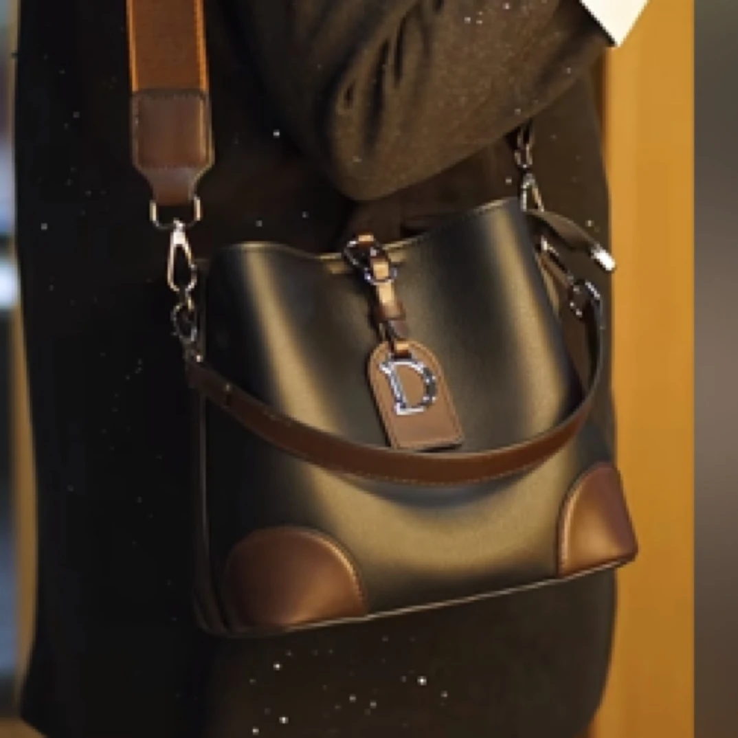 轻奢女包2025秋冬新款斜挎包女士大容量高级感水桶包包单肩手提包