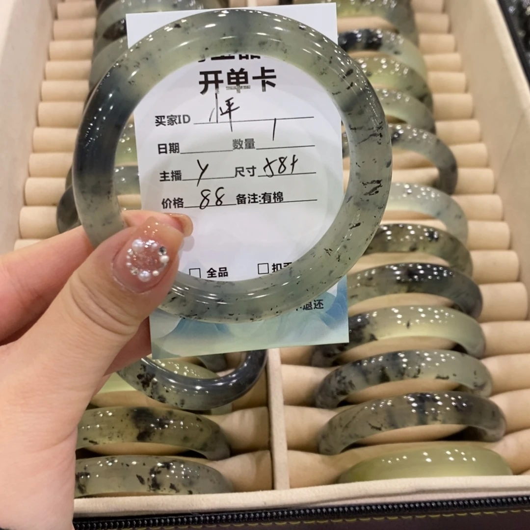 怦****蛇纹石玉未镶嵌手镯