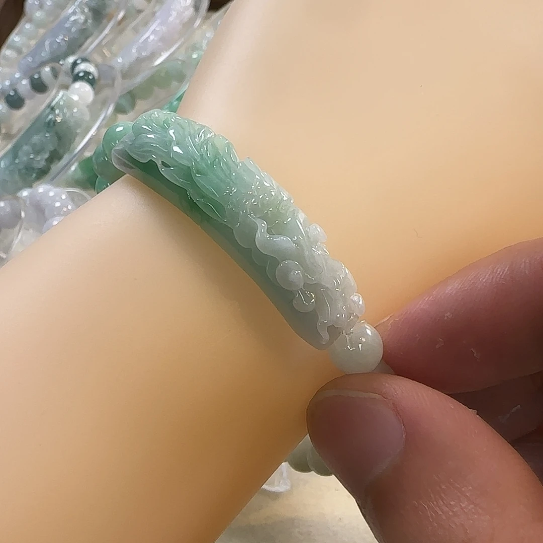 翡翠未镶嵌颈饰手牌