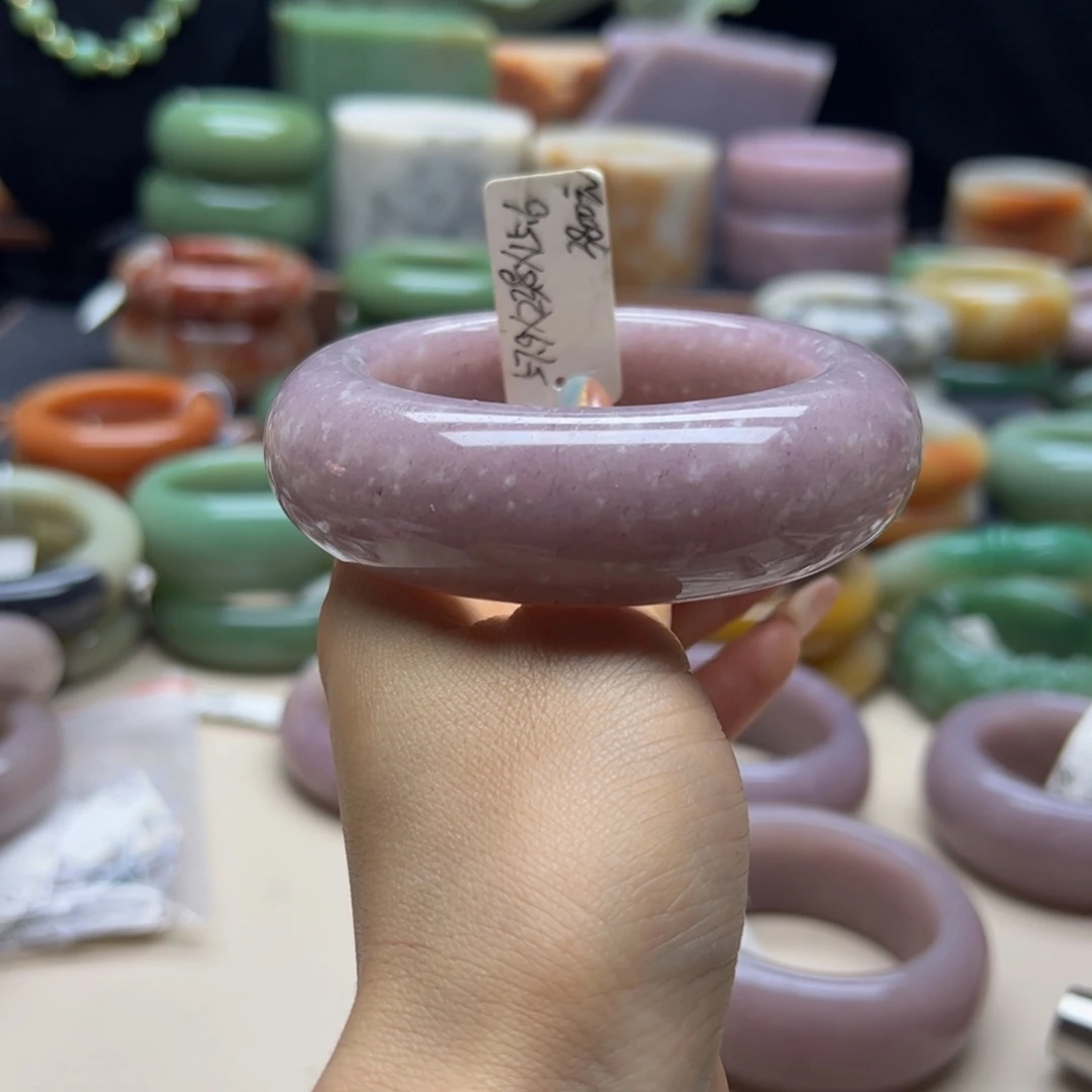 ੯***散石英岩玉未镶嵌手镯