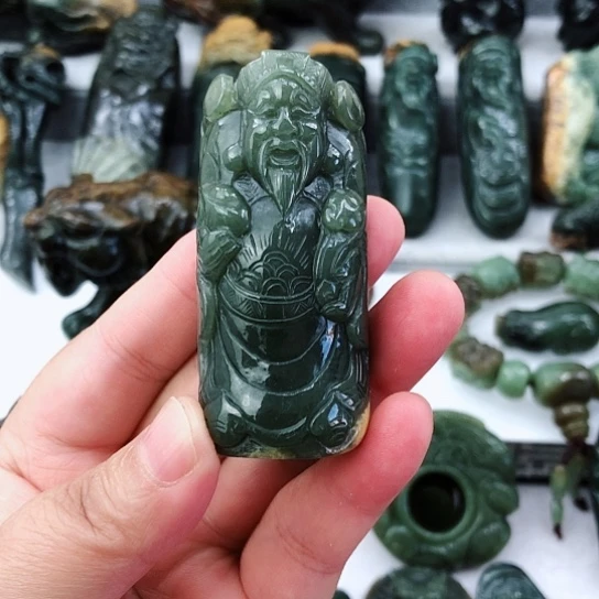 未镶嵌岫岩河磨玉（透闪石质玉）把件身****！