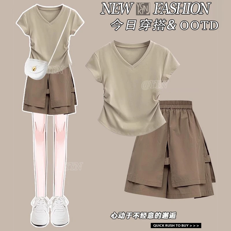 正肩v领上衣t恤女2025新款时尚洋气别致设计感显瘦休闲短裤两件套