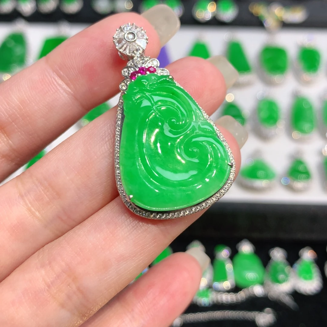 翡翠18K金镶嵌颈饰