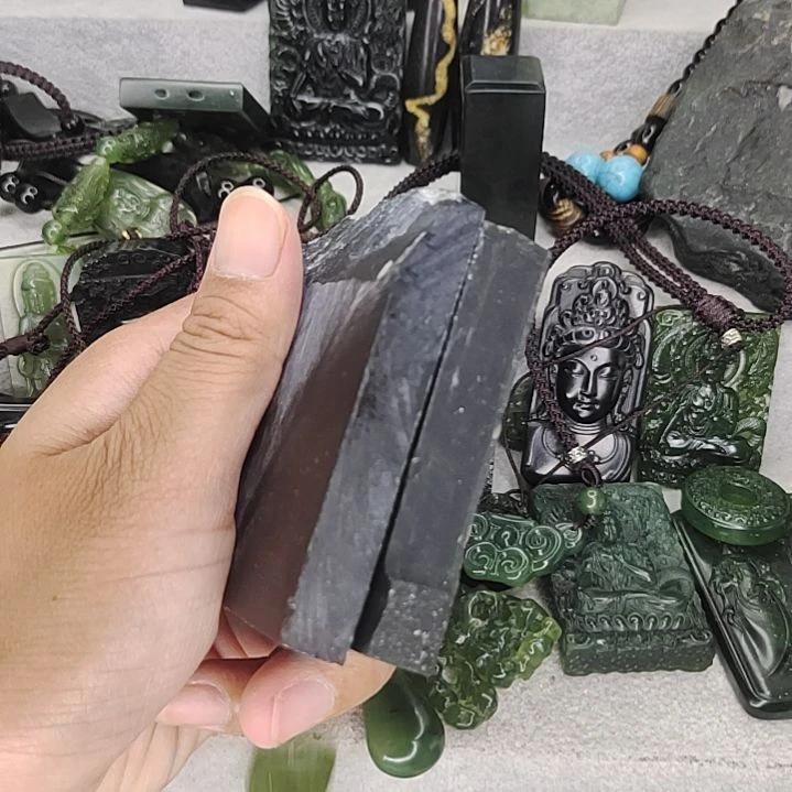 学***工未镶嵌蛇纹石玉吊坠