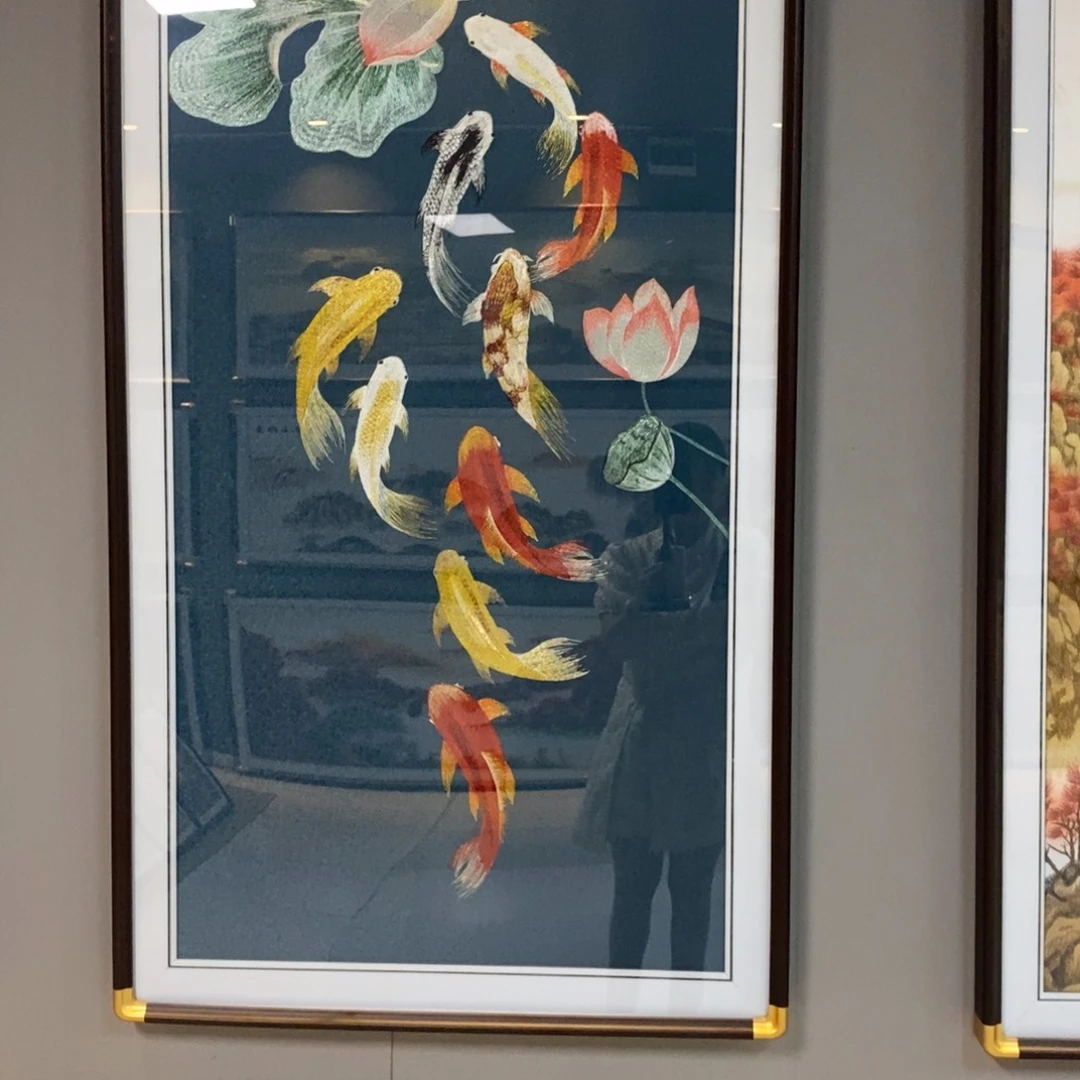 竖款九鱼荷花图实木电镀