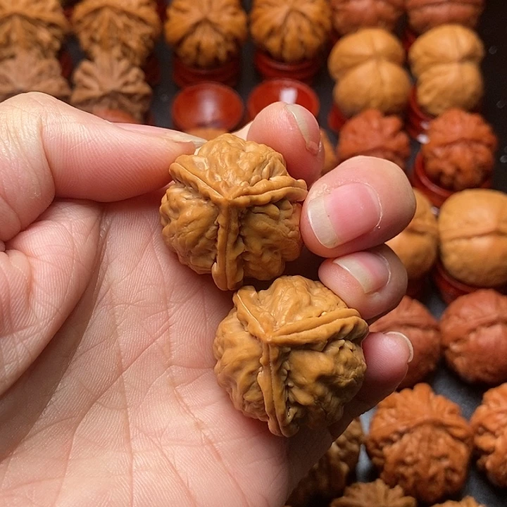 文玩核桃吊坠三棱