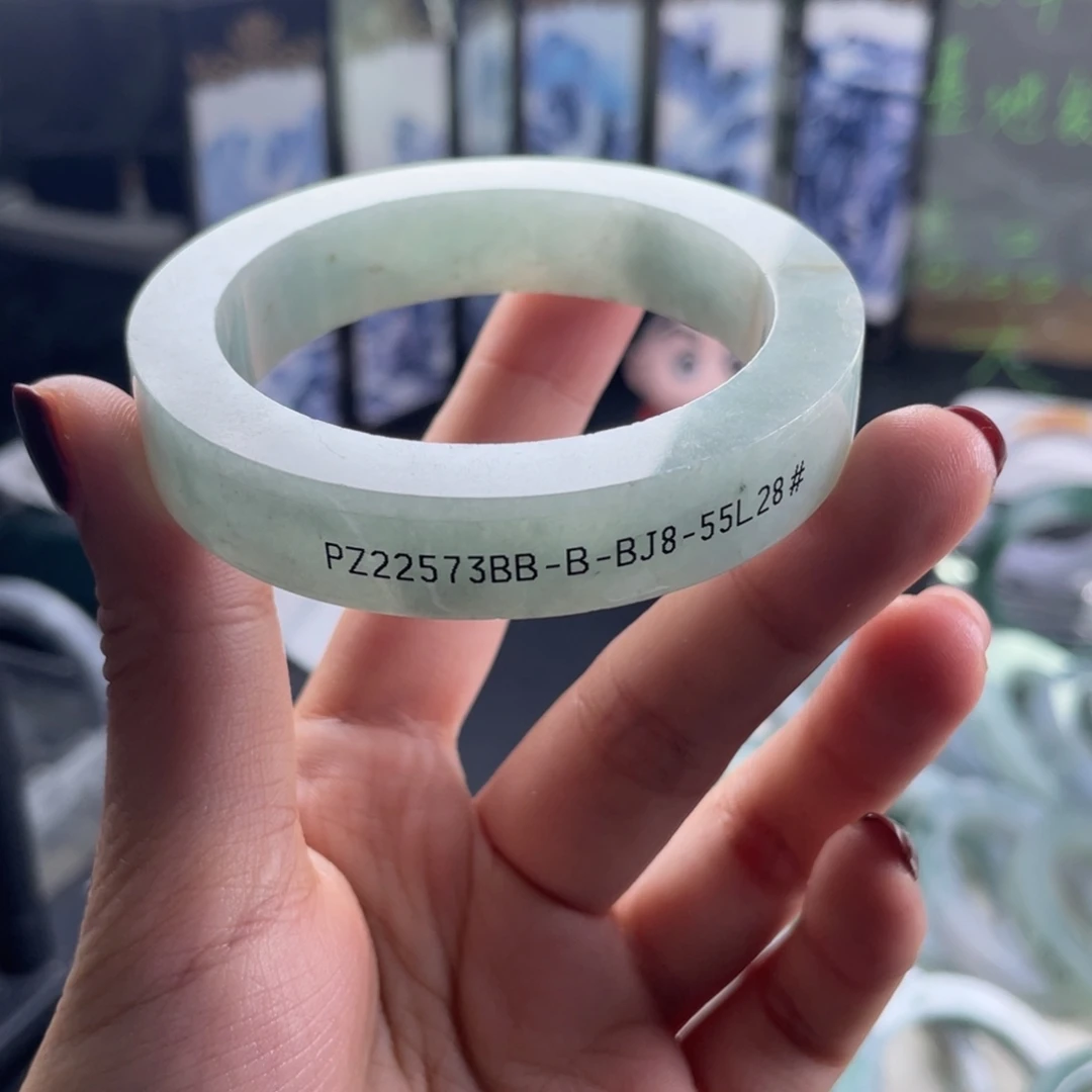 不***道定制翡翠未镶嵌有裂