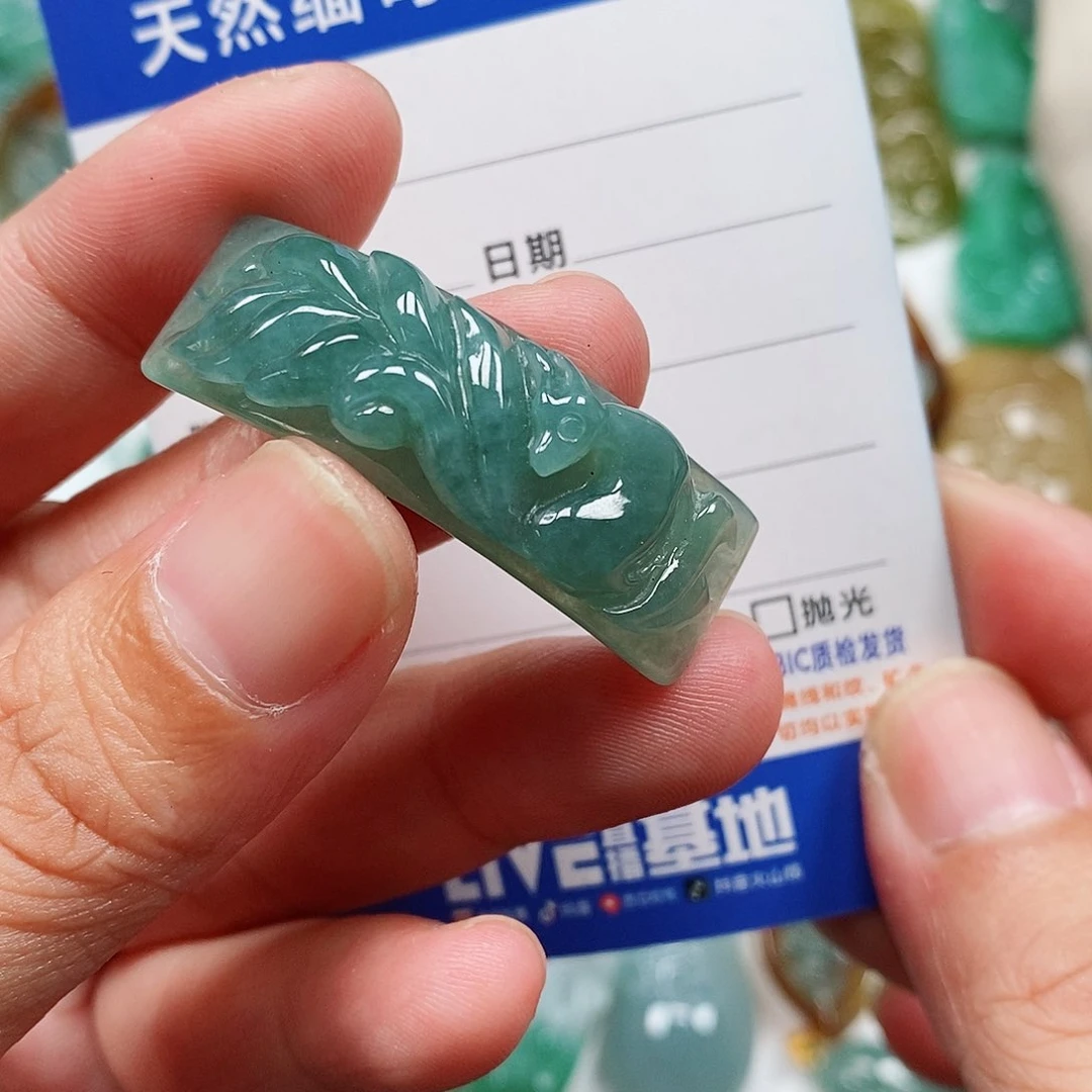 翡翠未镶嵌颈饰九尾狐手牌