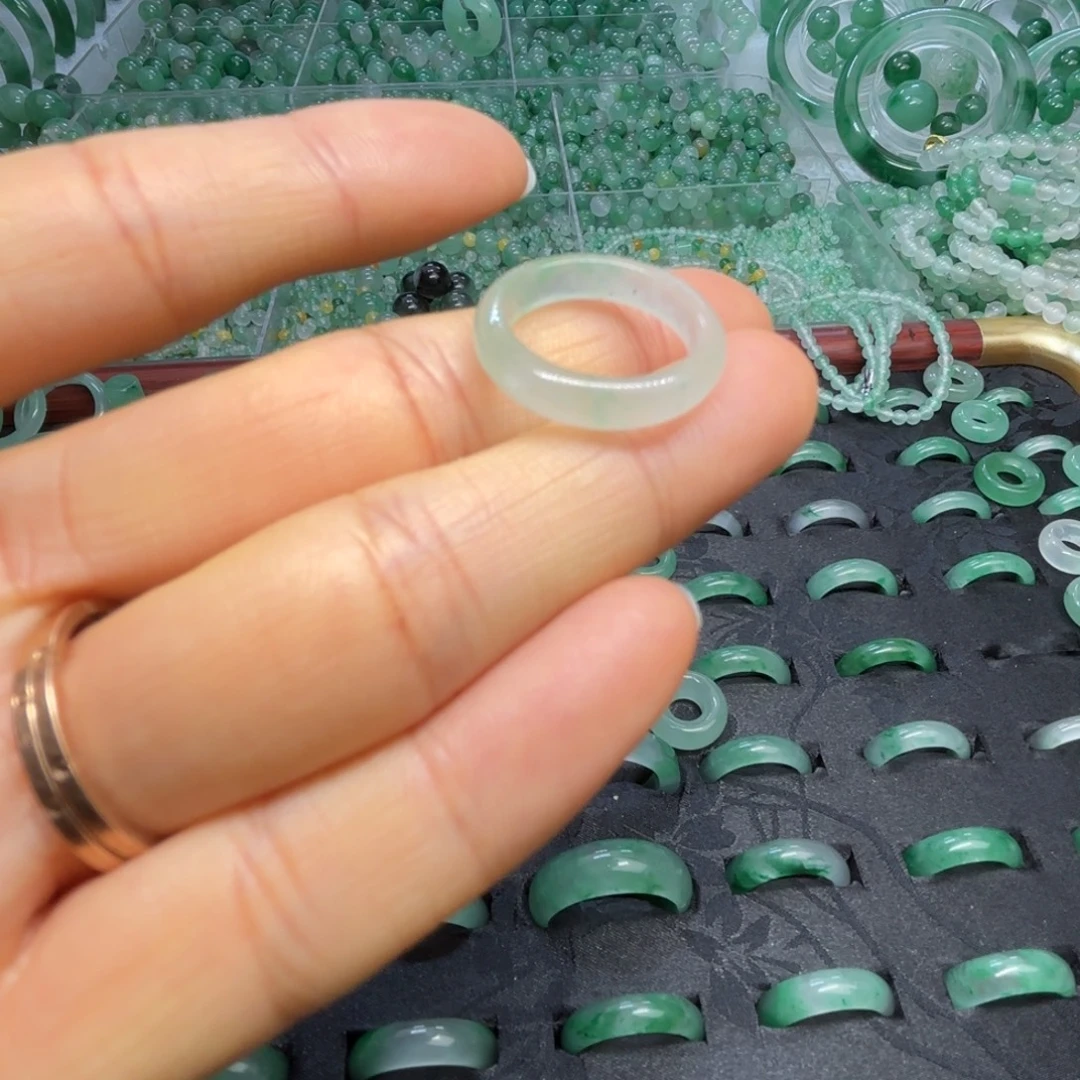 石英质玉（非洲翠）未镶嵌散珠戒指圈口9