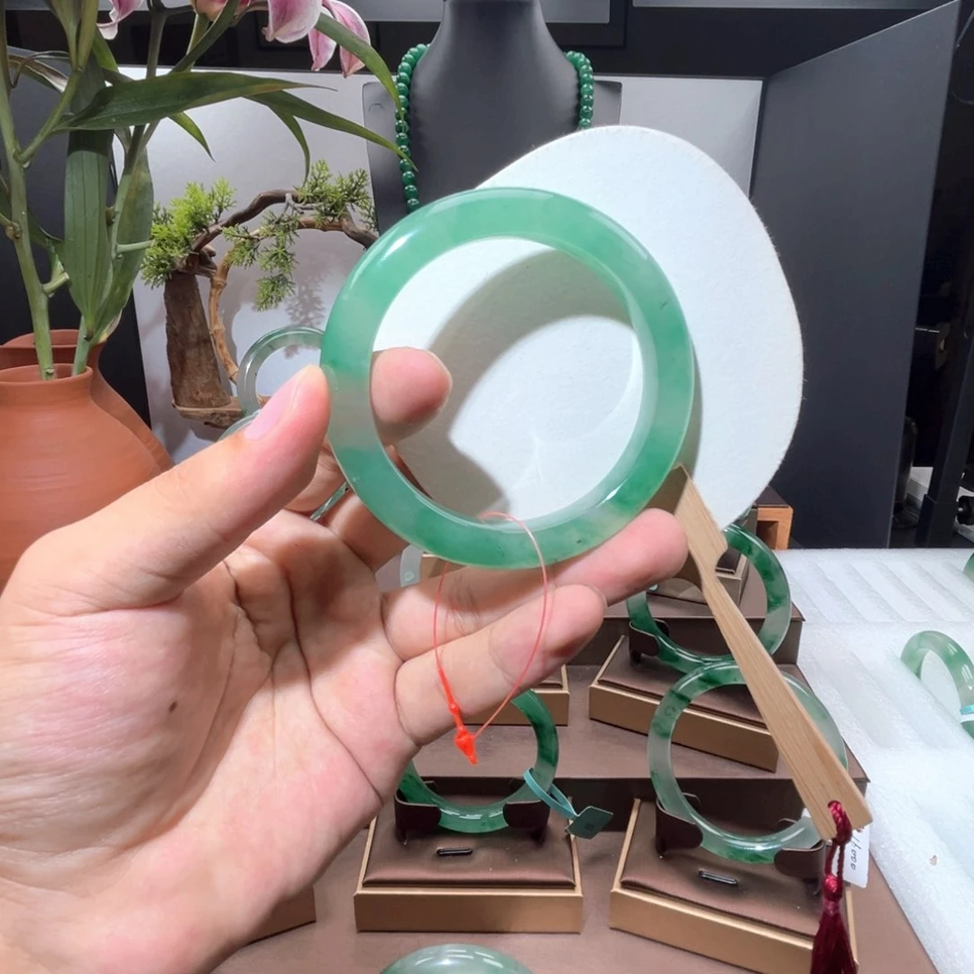 未镶嵌手镯石英质玉（非洲翠）