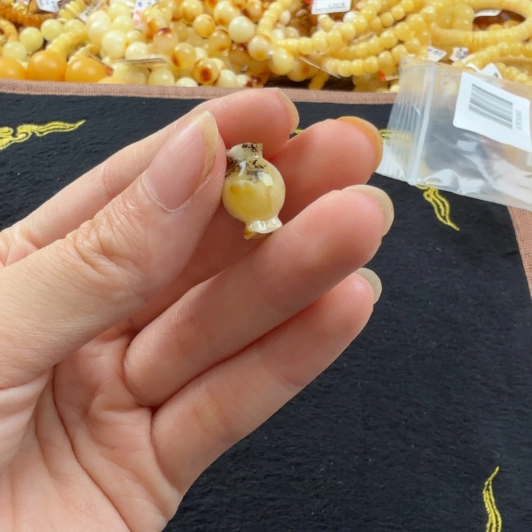 未镶嵌琥珀珠宝奇石