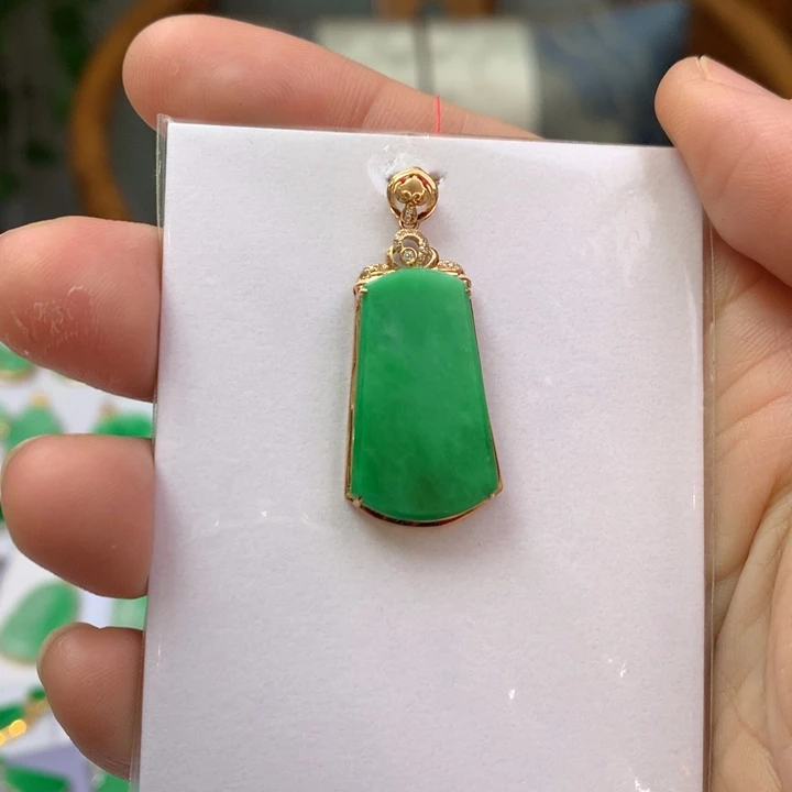 翡翠颈饰18K金镶嵌翡翠吊坠