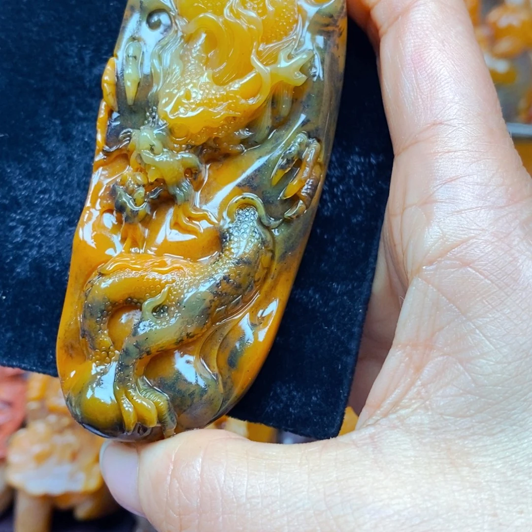 未镶嵌石英质玉（黄龙玉）颈饰