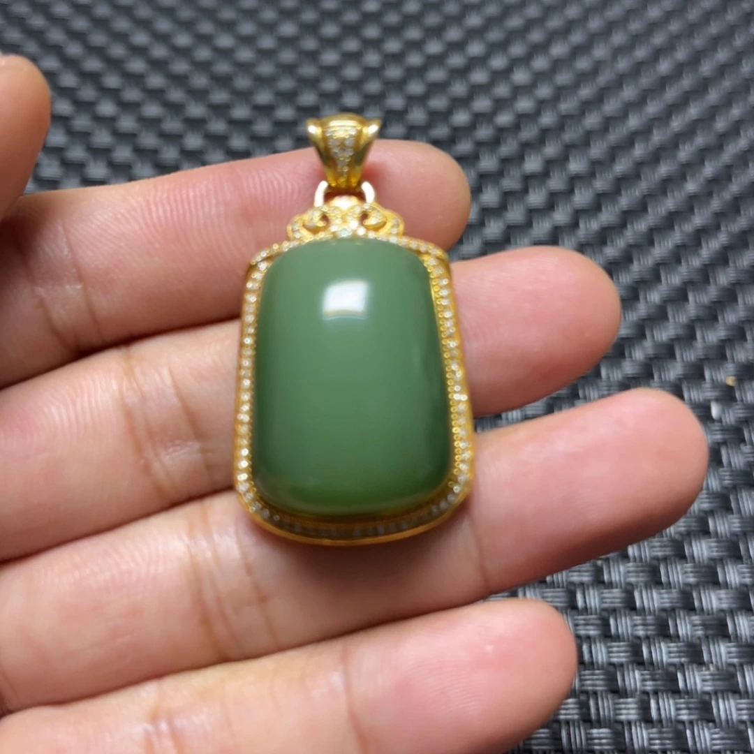 和田玉18K金镶嵌挂件?****
