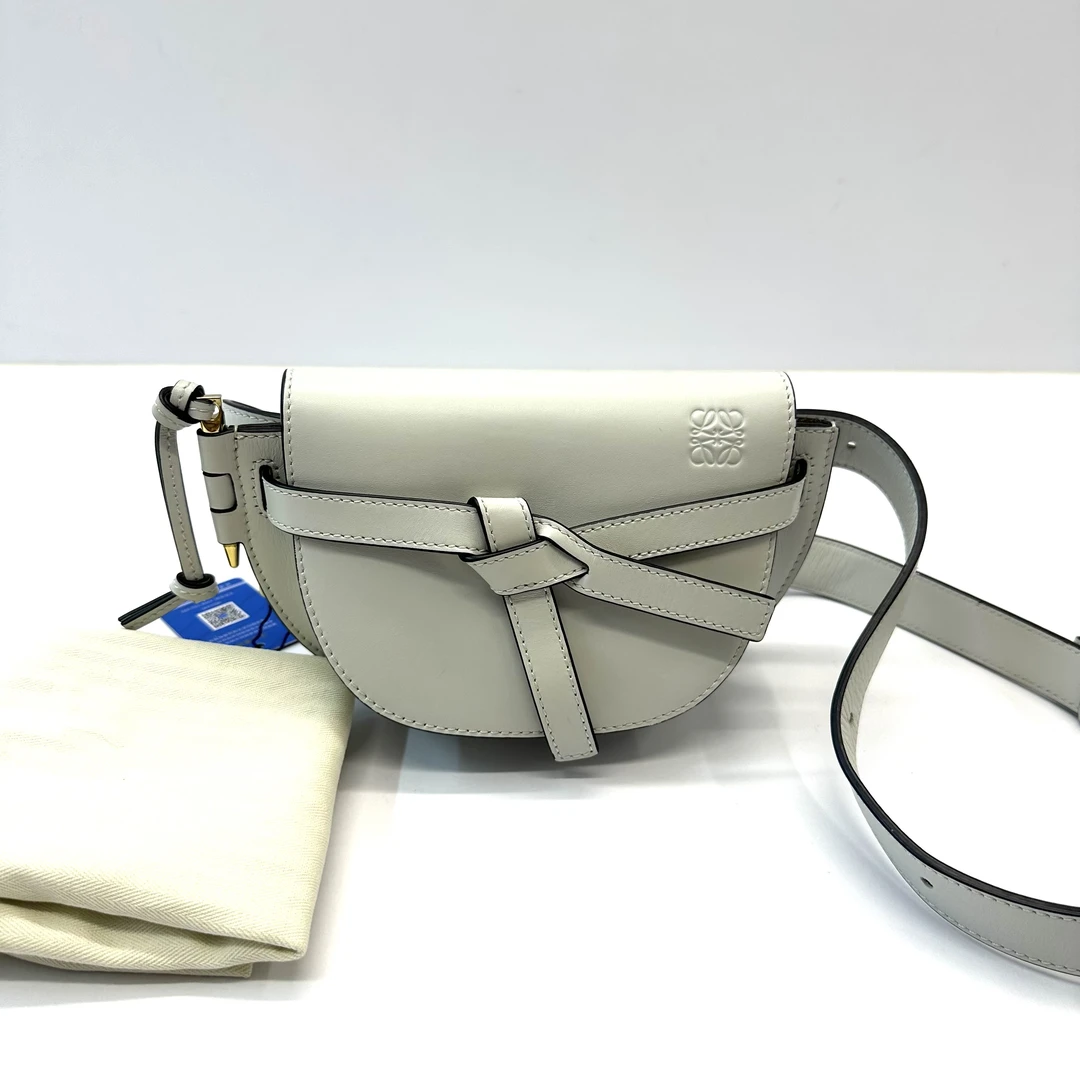 95新 LOEWE/罗意威 98新 gate系列米白色 mini单肩包